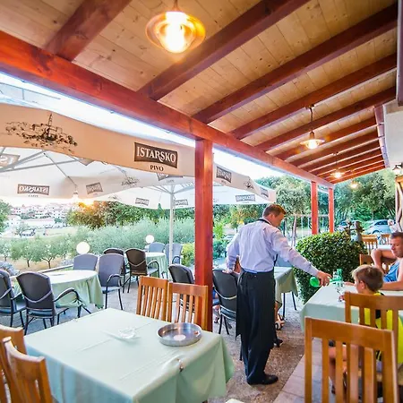 לינה וארוחת בוקר Hotel Villa Vrsar